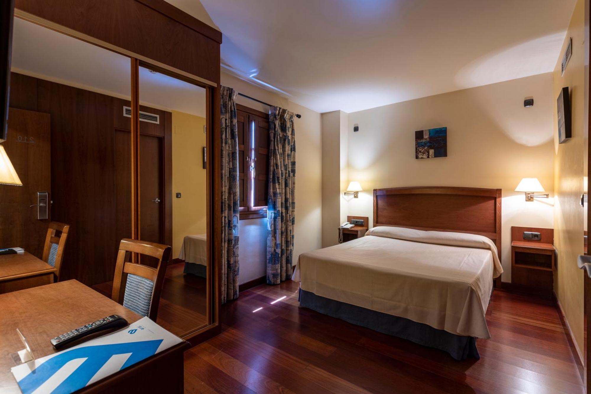 Hotel Aroi Bierzo Plaza Ponferrada Exteriör bild